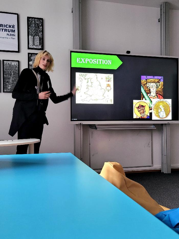 Matej Johansson 3. MI pri prezentaci v anglictine