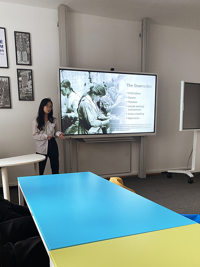 Quynh Huong Nguyen ze 3.CR pri prezentaci v anglictine 