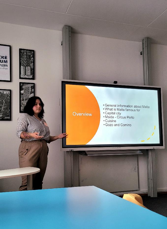 Stella Tolarova pri prezentaci v anglictine