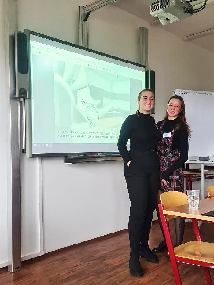 Zuzana Jirkova 4. MI a Katerina Svobodova 4. ZO pri prezentaci v nemcine na Konferenci studentskych odbornych prezentaci na ZCU 14. 11. 2023